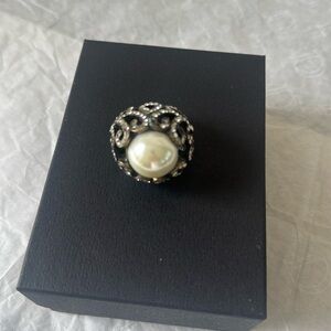 Stunning vintage fashion jewelry ring elastic to fit multiple sizes